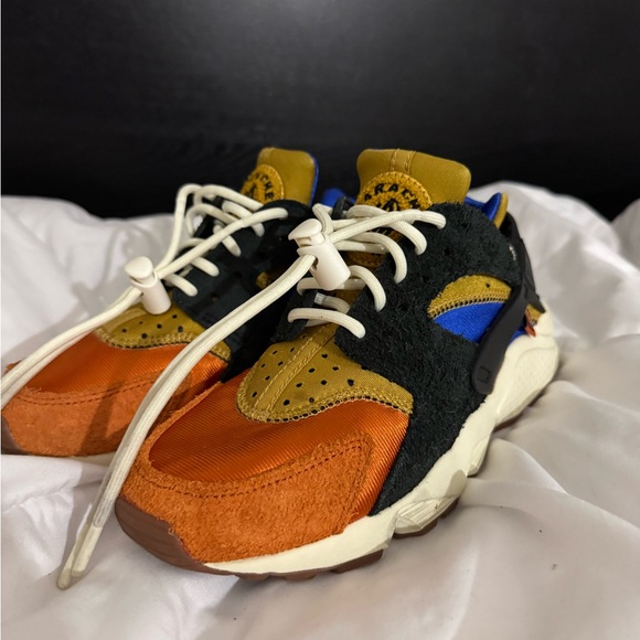 Nike ACG Shoes - Nike Air Huarache ACG – Women’s Size 6 (Black/Goldtone)